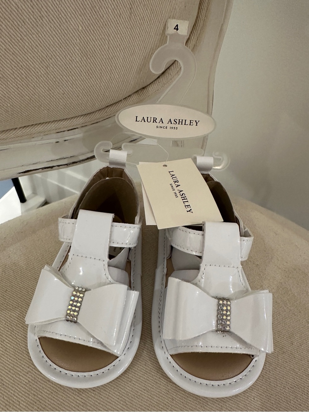 🤍 9~12 Mth Size 4 Laura Ashley Patent Bow Baby Sandals with Rhinestones NWT
